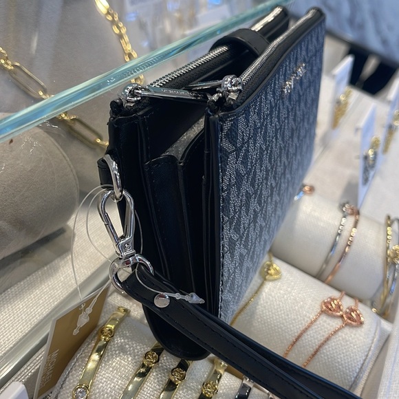 MICHAEL KORS
Jet Set Large Logo Signature Double-Zip Wristlet-Wallet-Phone Case - Picture 3 of 16